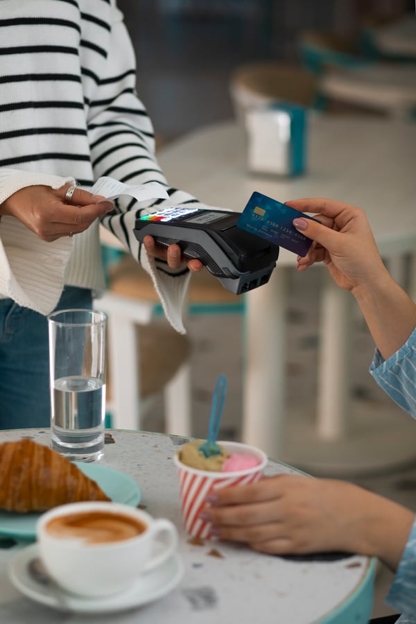 person-paying-with-nfc-technology-restaurant (1)