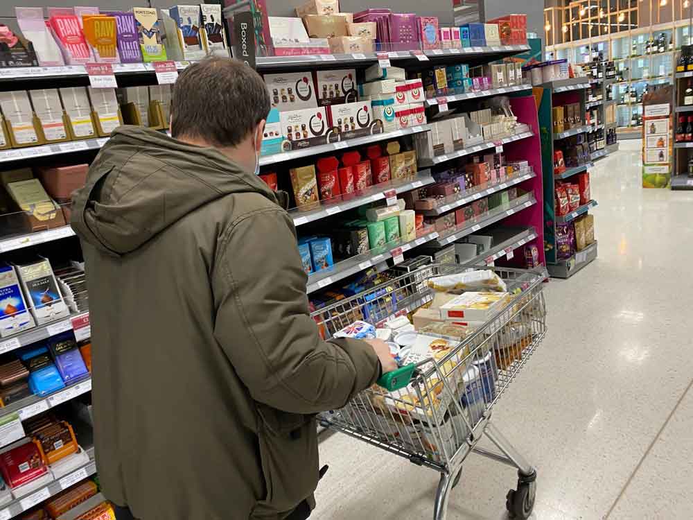 Kostas_Foodbank_CSR_shopping